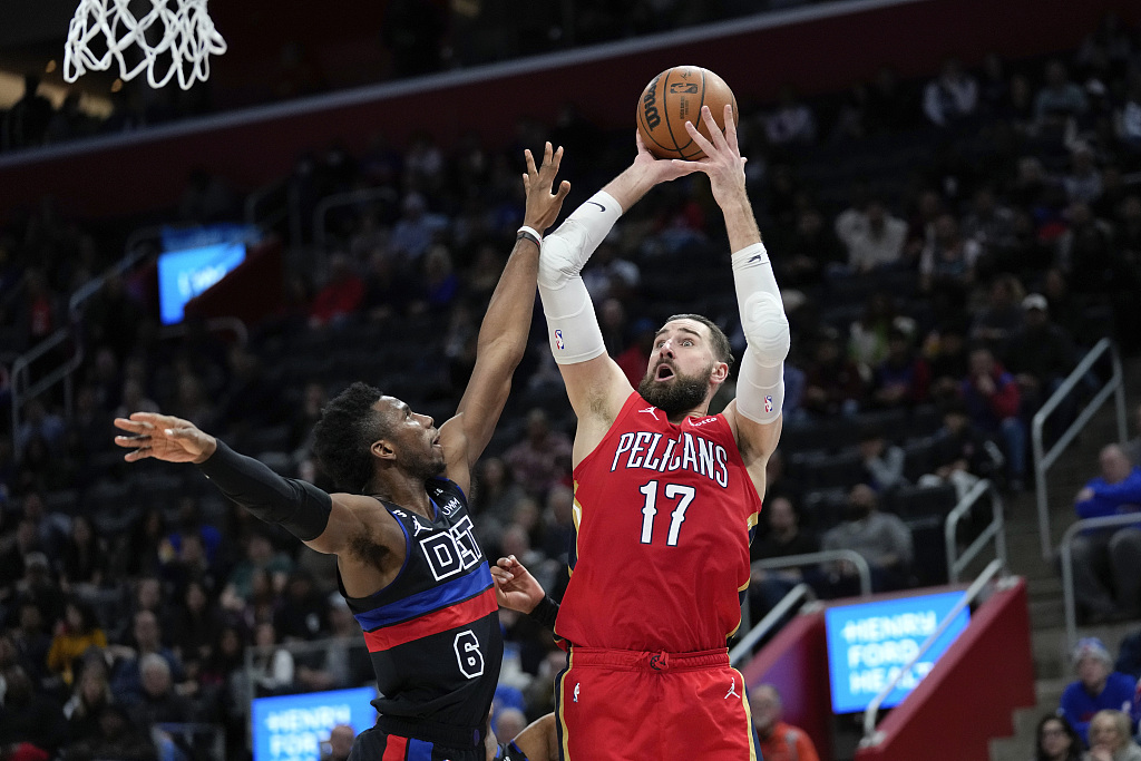 Jonas Valanciunas (#17) of the New Orleans Pelicans shoots in the game against the Detroit Pistons at Little Caesars Arena in Detroit, Michigan, U.S., January 13, 2023. /CFP