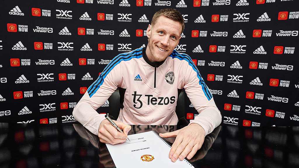 Wout Weghorst signs the contract to join Manchester United on loan at Carrington Training Ground in Manchester, England, January 13, 2023. /CFP