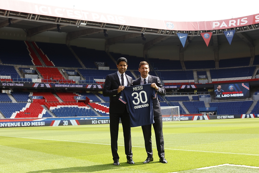 PSG president Nasser Al-Khelaifi and Lionel Messi (R) jointly hold up the Argentinian's No. 30 shirt during a press conference at Parc des Princes stadium in Paris, France, August 11, 2021. /CFP