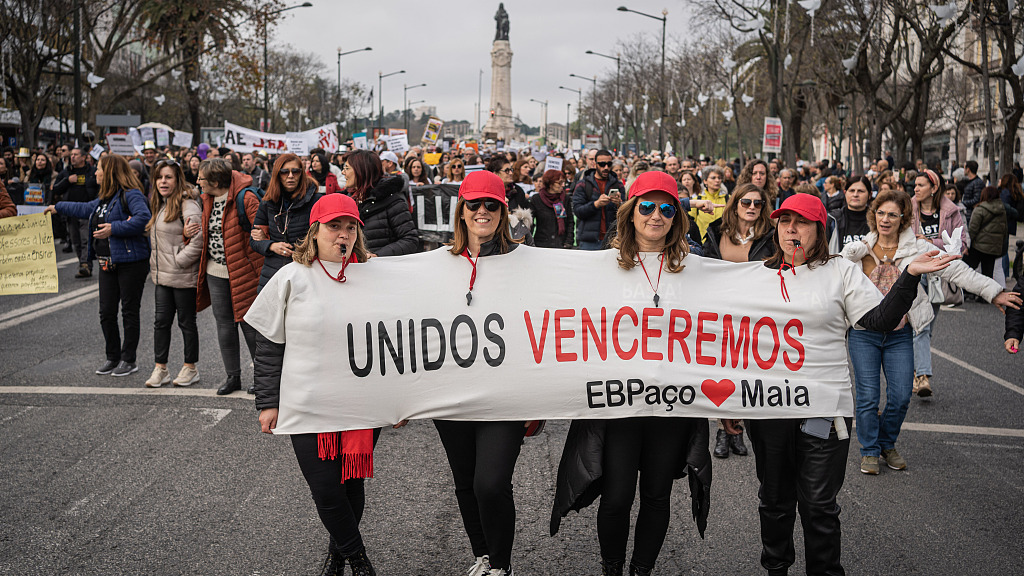 Teachers and other professional workers demonstrate in Lisbon, Portugal, January 14, 2023. /CFP