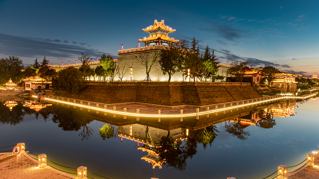 Live: Charming night view of Xi'an City Wall