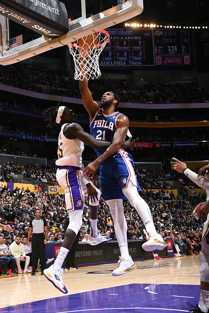 Joel Embiid (#21) of the Philadelphia 76ers dunks in the game against the Los Angeles Lakers at Crypto.com Arena in Los Angeles, California, January 15, 2023. /CFP