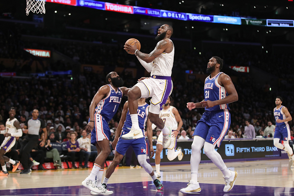 LeBron James (#6) of the Los Angeles Lakers drives toward the rim in the game against the Philadelphia 76ers at Crypto.com Arena in Los Angeles, California, January 15, 2023. /CFP