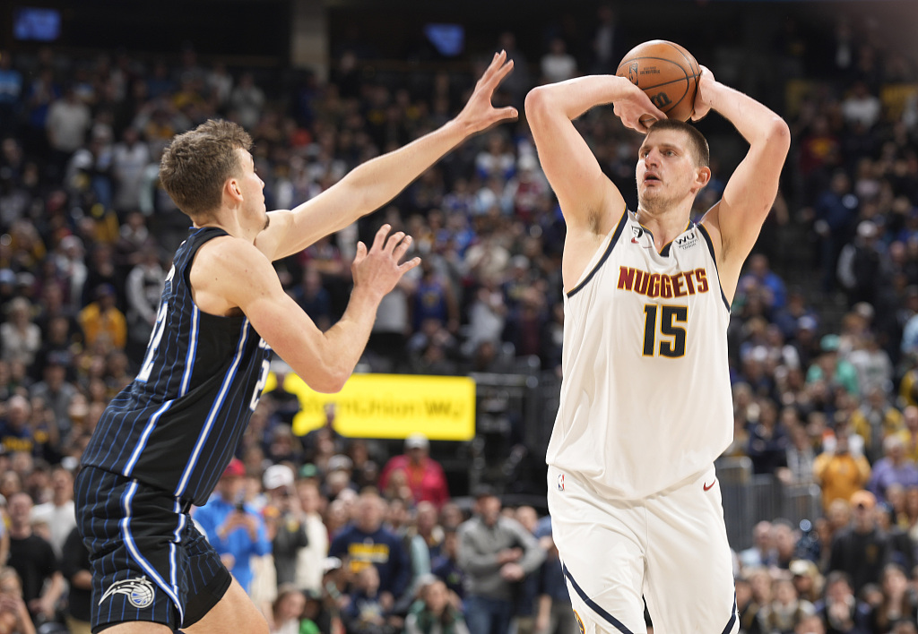 Nikola Jokic (#15) of the Denver Nuggets shoots in the game against the Orlando Magic at Ball Arena in Denver, Colorado, January 15, 2023. /CFP