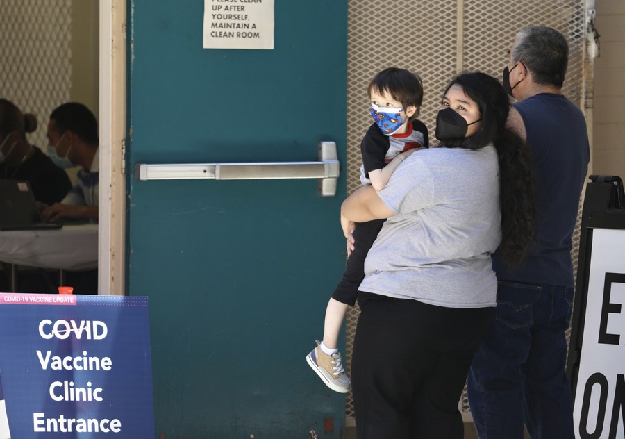 People wearing face masks wait at a COVID-19 vaccine clinic in Los Angeles, California, U.S., August 5, 2022. /Xinhua
