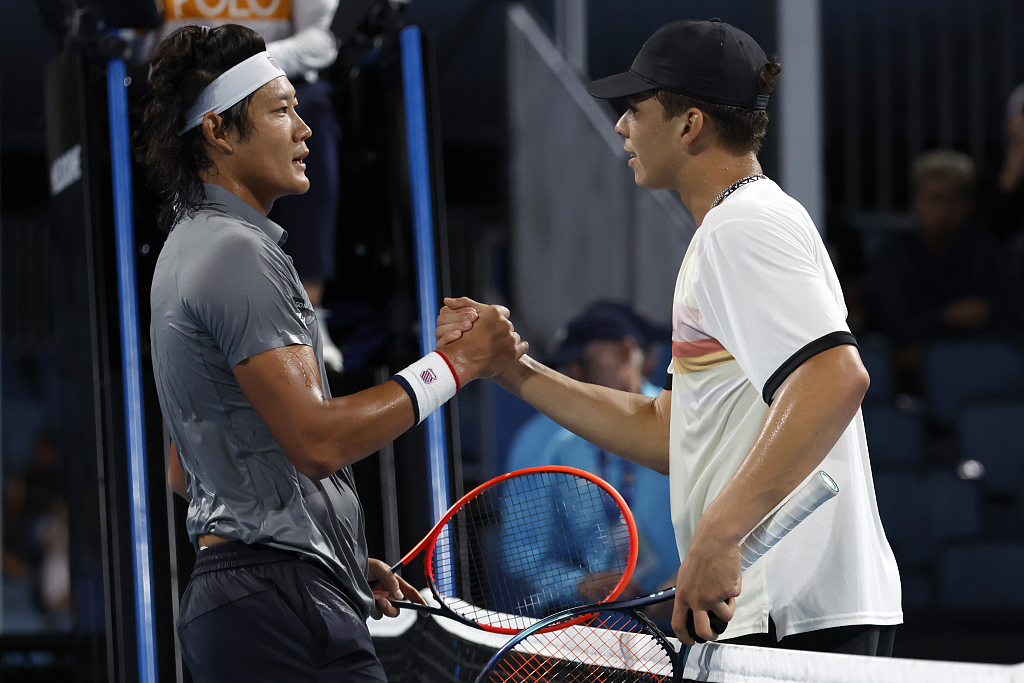 Zhang Zhizhen (L) of China and Ben Shelton of the U.S. shake hands after the men's singles first-round match in the Australian Open at Melbourne Park in Melbourne, Australia, January 17, 2023. /CFP 