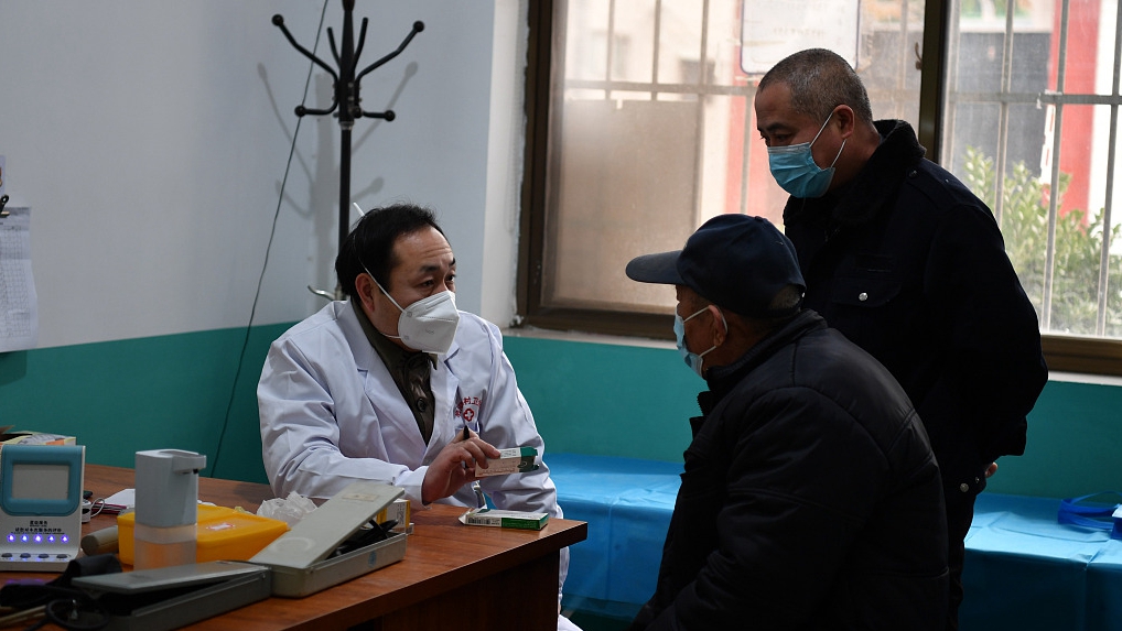 A doctor helps patients in Shijiazhuang, north China's Hebei Province. /CFP