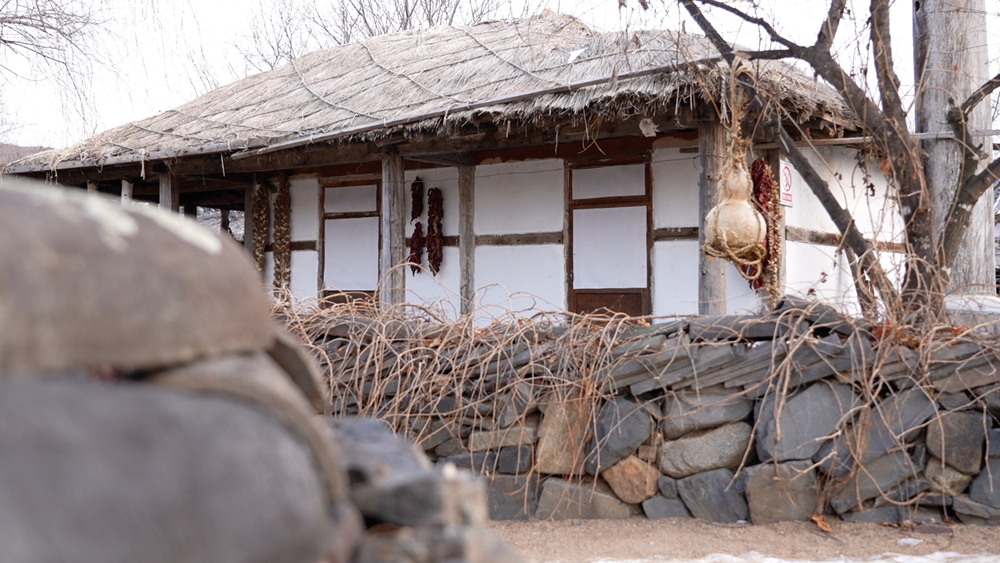 Jin Jingnan has turned his home into a guesthouse where visitors can experience authentic Korean culture. /CGTN
