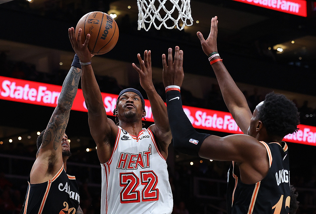 Jimmy Butler (#22) of the Miami Heat drives toward the rim in the game against the Atlanta Hawks at the State Farm Arena in Atlanta, Georgia, January 16, 2023. /CFP