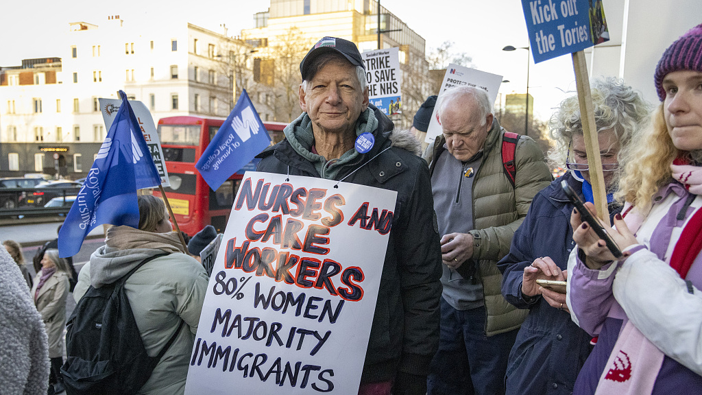 NHS doctors and supporters join nurses outside University College London Hospital in London, UK, December 20, 2022. /CFP