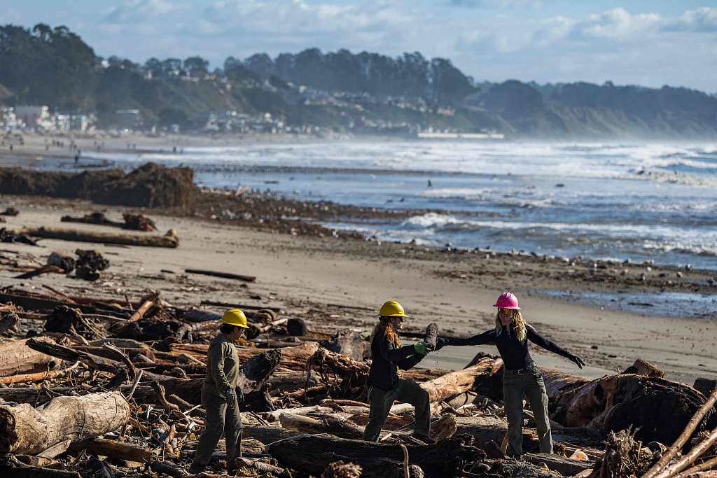 California State Parks employees clean up debris at Seacliff State Beach in Aptos, California, U.S., January 17, 2023. /CFP