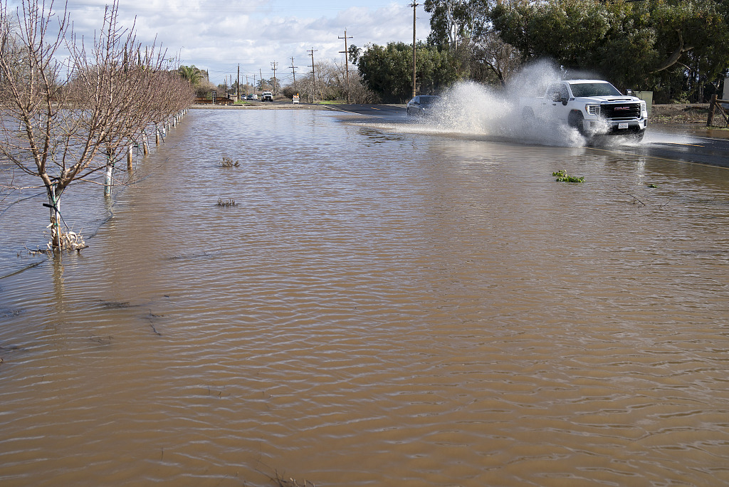 Vehicles wade through water in Contra Costa County, California, U.S., January 16, 2023. /CFP