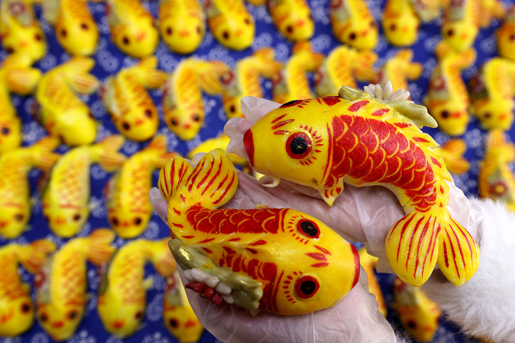 Dozens of hand-made fish-inspired steamed buns are on display in Zaozhuang, north China's Shandong Province, on January 13, 2023. /CFP