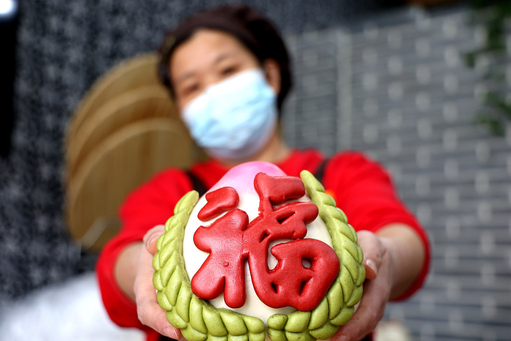 A big steamed bun with the design of the Chinese character 