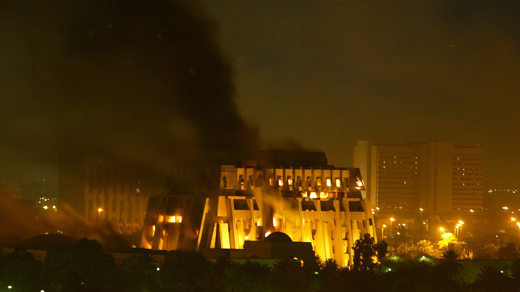 The Iraqi presidential palace complex burns after being hit by U.S. missile attacks, Baghdad, Iraq, March 21, 2003. /CFP