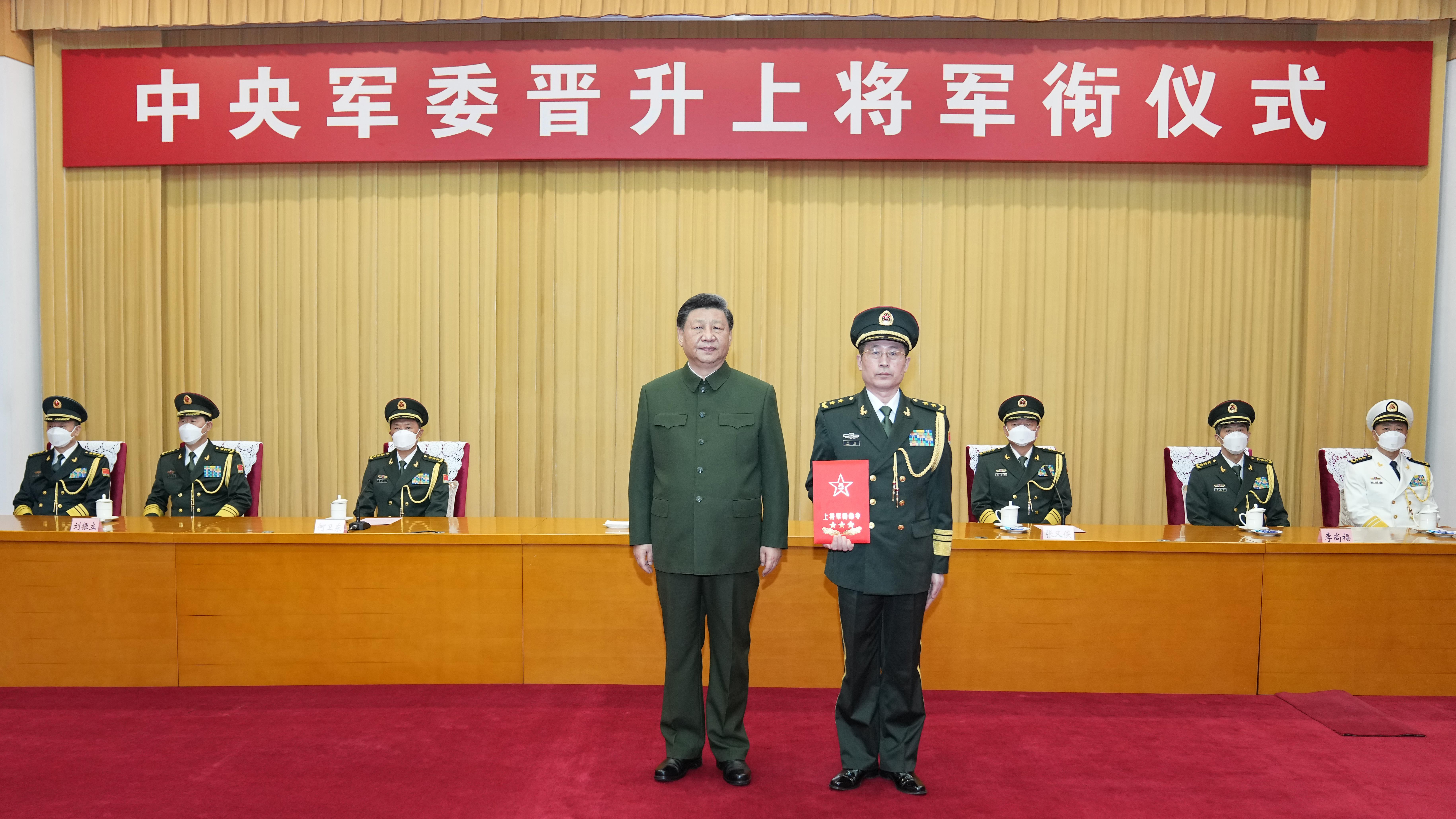 Xi Jinping, chairman of the CMC, presents a certificate of order at a ceremony to promote Huang Ming, commander of the Central Theater Command of the Chinese People's Liberation Army, to the rank of general in Beijing, capital of China, January 18, 2023. /CMG