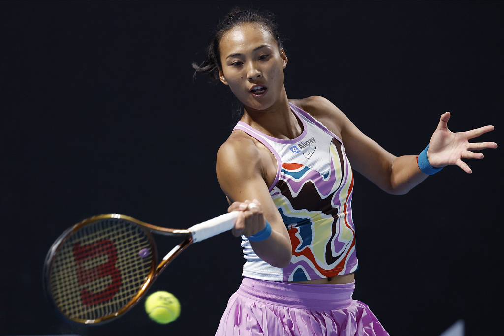 Zheng Qinwen of China plays a forehand return to Bernarda Pera of the U.S. during their second round match at the Australian Open in Melbourne, Australia, January 18, 2023. /CFP 