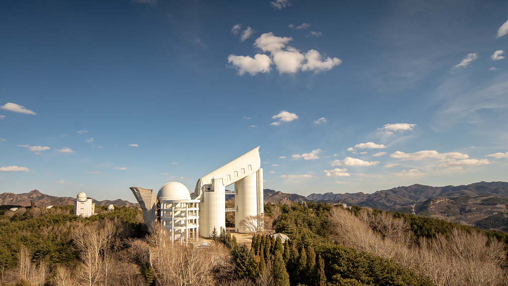 Wieloobiektowy światłowodowy teleskop spektroskopowy dużego obszaru nieba (LAMOST) w Chengde w prowincji Hebei w Chinach.  / cfp 