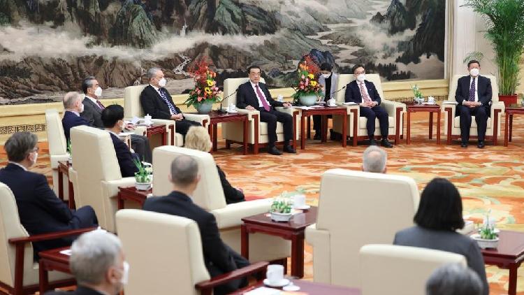 Chinese premier holds symposium with foreign experts in China - CGTN