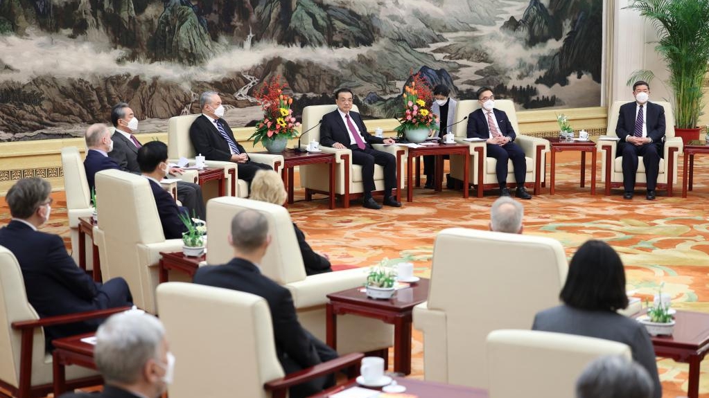Chinese Premier Li Keqiang holds a symposium with foreign experts working in China at the Great Hall of the People in Beijing, capital of China, January 18, 2023. /Xinhua