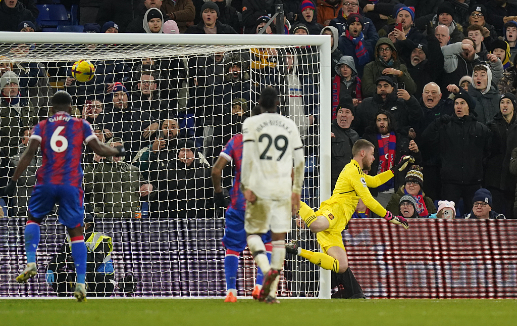 Manchester United goalkeeper David de Gea (R) fails to stop Crystal Palace's Michael Olise (not pictured) scoring from a free kick during their Premier League match at Selhurst Park in London, England, January 18, 2023. /CFP
