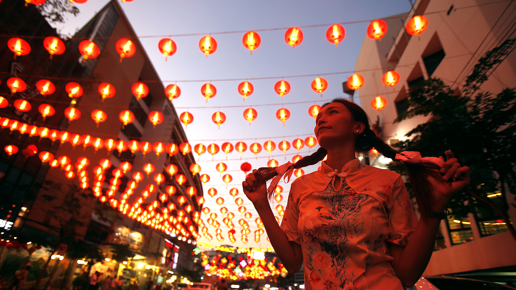 A tourist poses for photos near the decorations at Chinatown ahead of the Lunar New Year celebration, in Bangkok, Thailand, 17 January 2023. /CFP