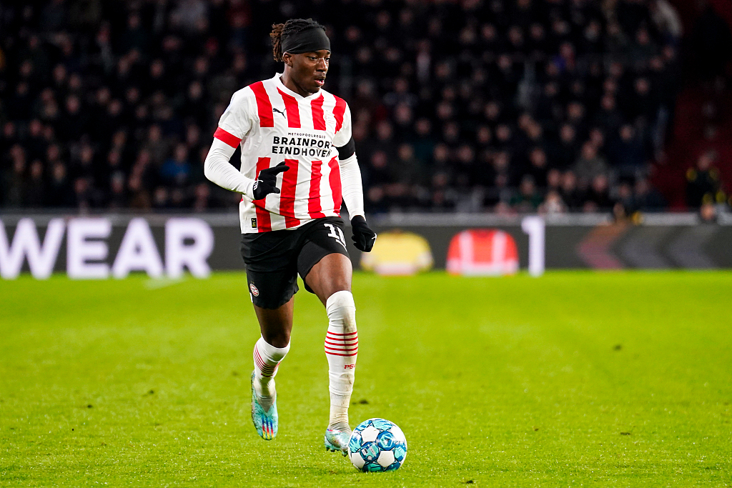Noni Madueke of PSV Eindhoven dribbles in the friendly against AC Milan at the Philips Stadion in Eindhoven, the Netherlands, December 30, 2022. /CFP