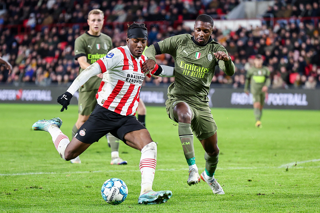 Noni Madueke (L) of PSV Eindhoven shoots in the friendly against AC Milan at the Philips Stadion in Eindhoven, the Netherlands, December 30, 2022. /CFP