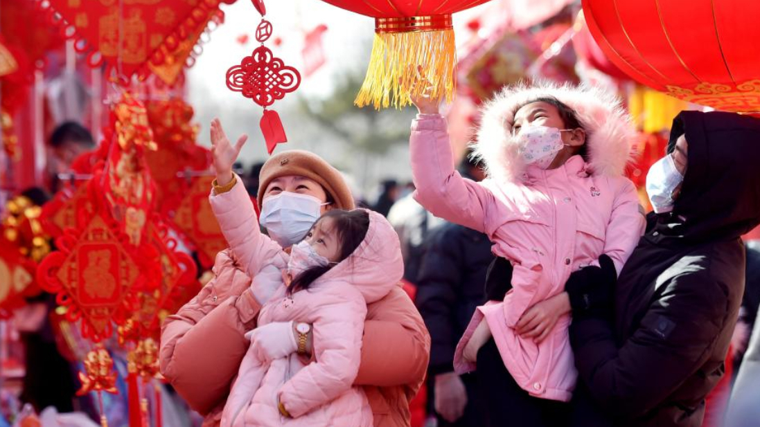 People select new year decorations at a market in Zhengding County of Shijiazhuang, north China's Hebei Province, Jan 18, 2023. /Xinhua