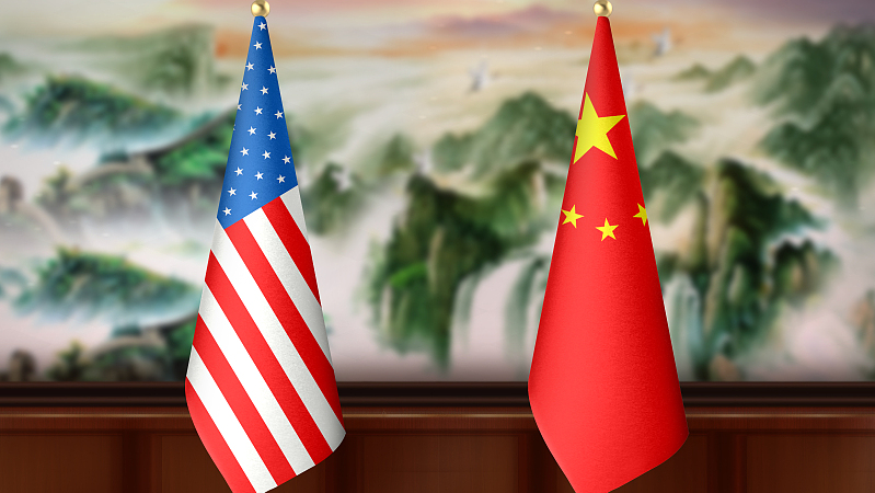 The national flags of China and the U.S. /CFP