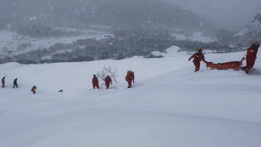 Rescuers head to the scene of the avalanche in the city of Nyingchi in southwest China's Tibet Autonomous Region, January 18, 2023. /CFP
