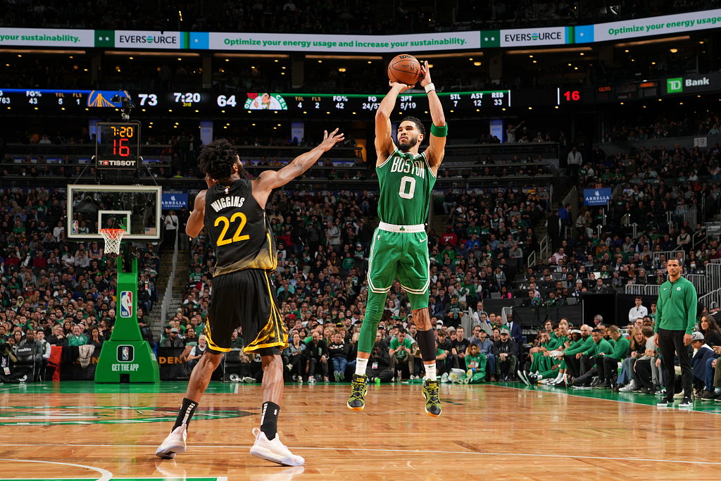 Jayson Tatum (#0) of the Boston Celtics shoots in the game against the Golden State Warriors at TD Garden in Boston, Massachusetts, January 19, 2023. /CFP
