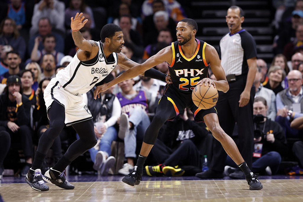 Kyrie Irving (L) of the Brooklyn Nets defends Miakl Bridges of the Phoenix Suns in the game at Footprint Center in Phoenix, Arizona, January 19, 2023. /CFP