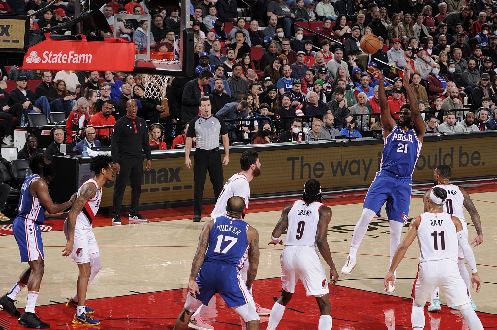 Joel Embiid (#21) of the Philadelphia 76ers shoots in the game against the Portland Trail Blazers at Moda Center in Portland, Oregon, January 19, 2023. /CFP