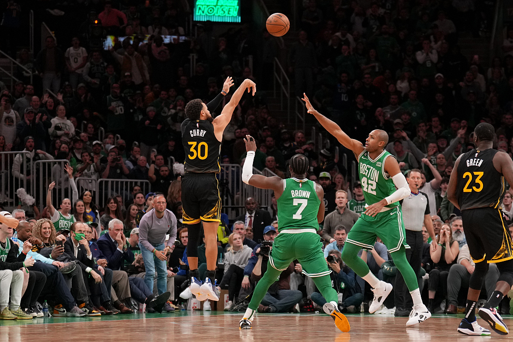 Stephen Curry (#30) of the Golden State Warriors shoots in the game against the Boston Celtics at TD Garden in Boston, Massachusetts, January 19, 2023. /CFP