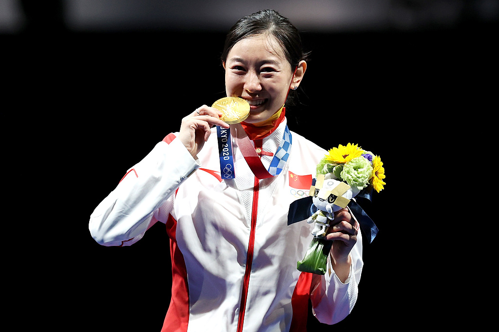 Sun Yiwen of China poses with the individual women's epee gold medal after defeating Ana Maria Popescu of Romania in the event final in the Tokyo Olympics at Makuhari Messe Hall in Chiba, Japan, July 24, 2021. /CFP 