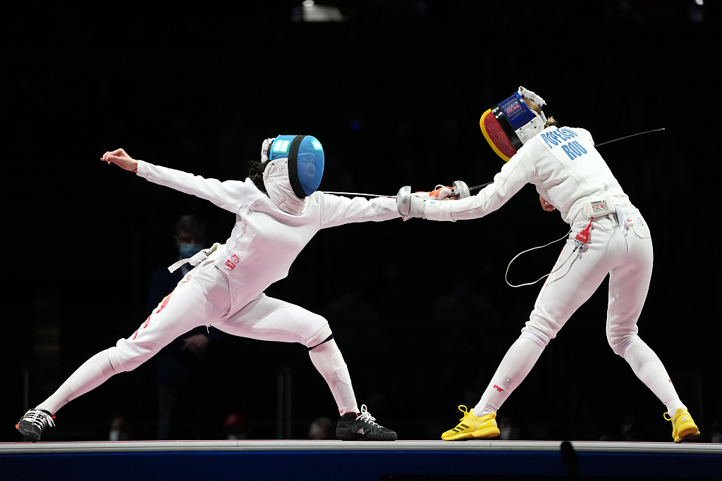 Sun Yiwen (L) of China comeptes in the individual women's epee final against Ana Maria Popescu of Romania in the Tokyo Olympics at Makuhari Messe Hall in Chiba, Japan, July 24, 2021. /CFP 