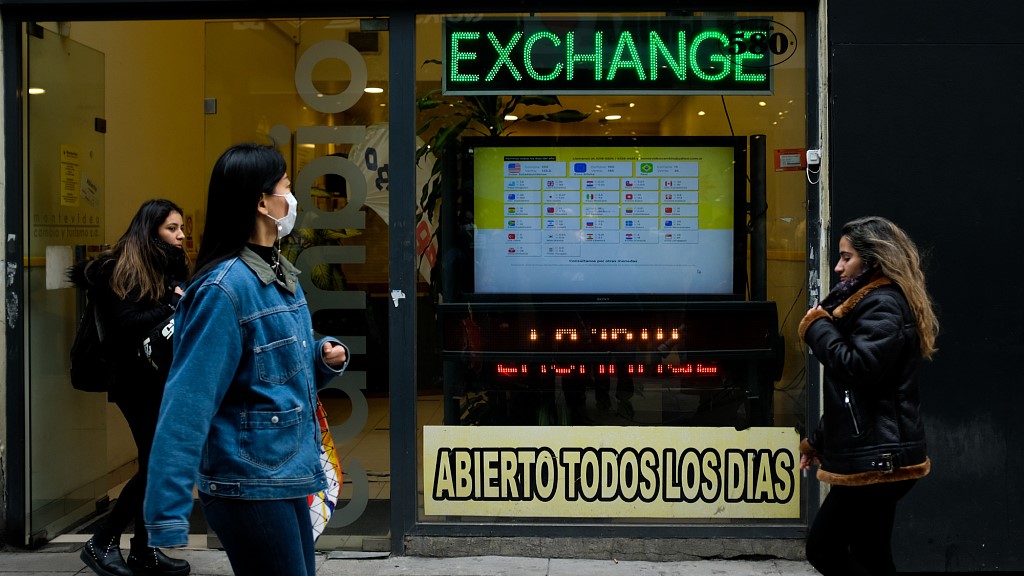 People walk by a currency exchange house in Buenos Aires, Argentina, July 11, 2022. /CFP