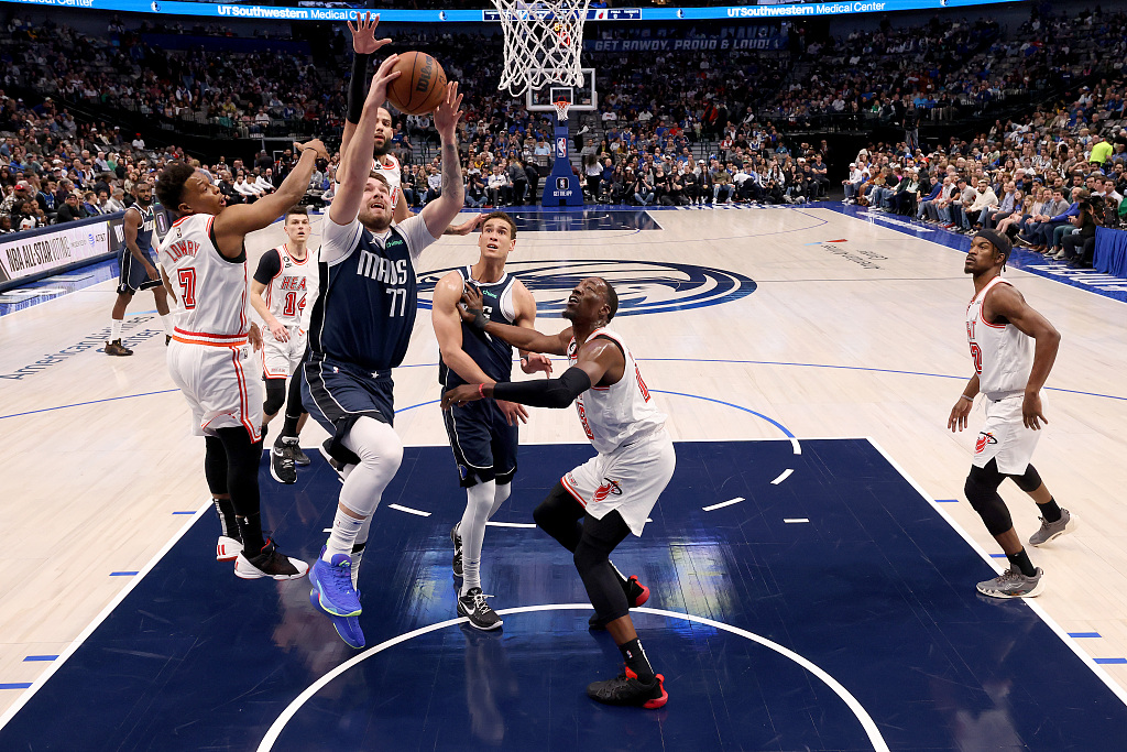Luka Doncic (#77) of the Dallas Mavericks drives toward the rim in the game against the Maimi Heat at American Airlines Center in Dallas, Texas, January 20, 2023. /CFP
