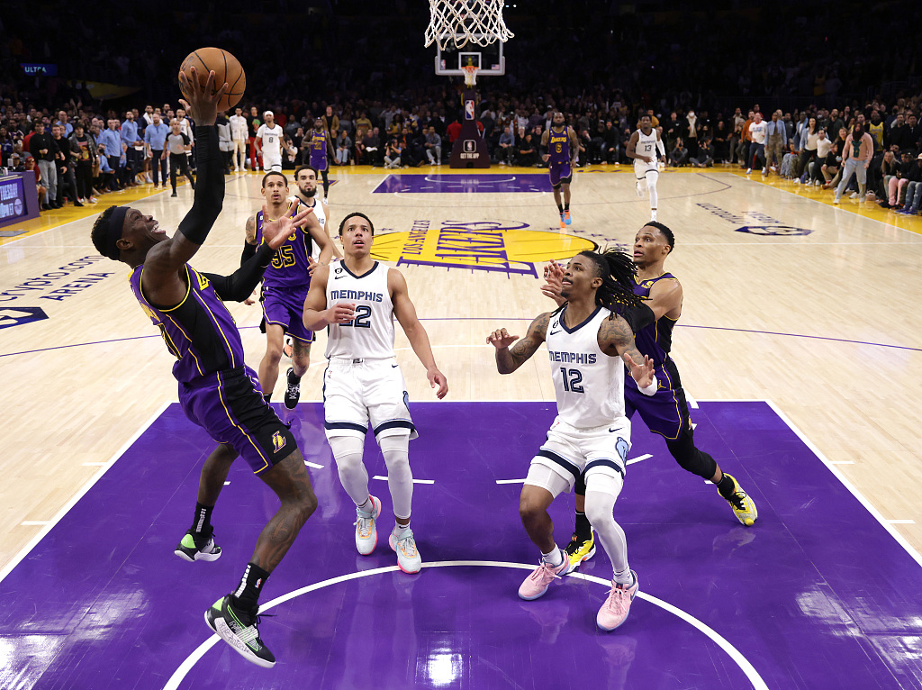Dennis Schroder (L) of the Los Angeles Lakers shoots in the game against the Memphis Grizzlies at Crypto.com Arena in Los Angeles, California, January 20, 2023. /CFP