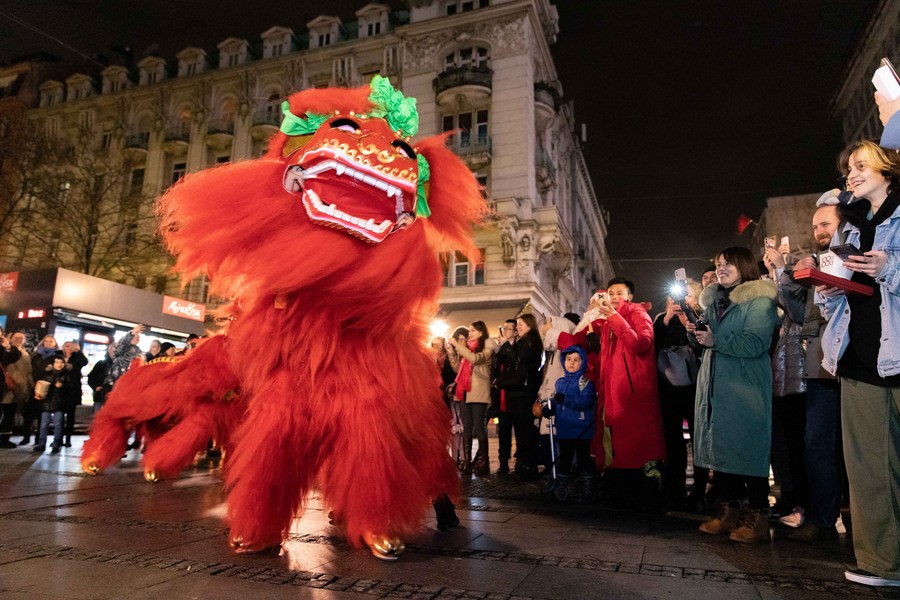 Residents watch Chinese traditional lion-dance performance in Belgrade, Serbia, January 21, 2023. /Xinhua