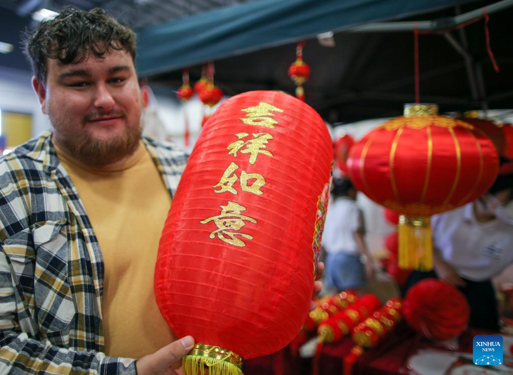 A man holds a red lantern during a cultural event to celebrate the Spring Festival in Auckland, New Zealand, January 21, 2023. /Xinhua
