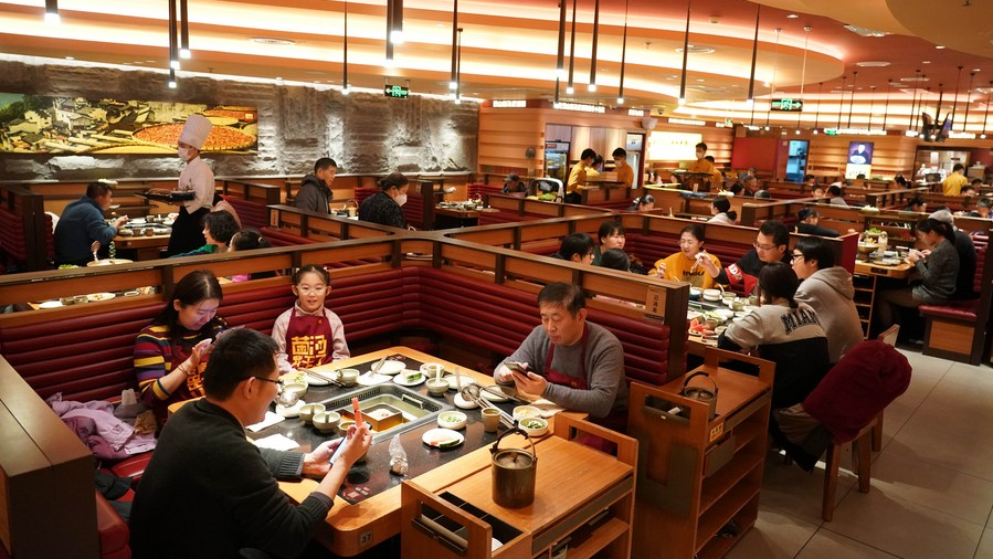 People dine at a restaurant in Beijing, capital of China, January 1, 2023. /Xinhua
