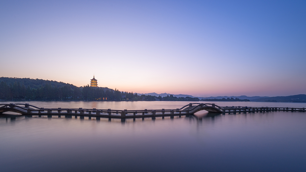 Live: Enjoy the lively Broken Bridge on the West Lake during the Spring Festival holiday