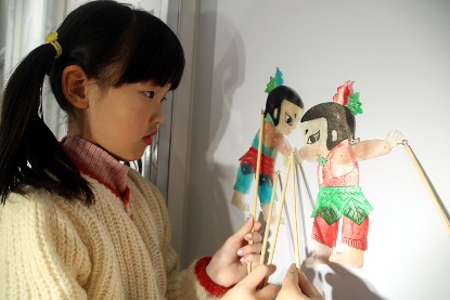 A child plays with shadow puppets at the Suzhou Art Museum in Jiangsu Province. /CFP