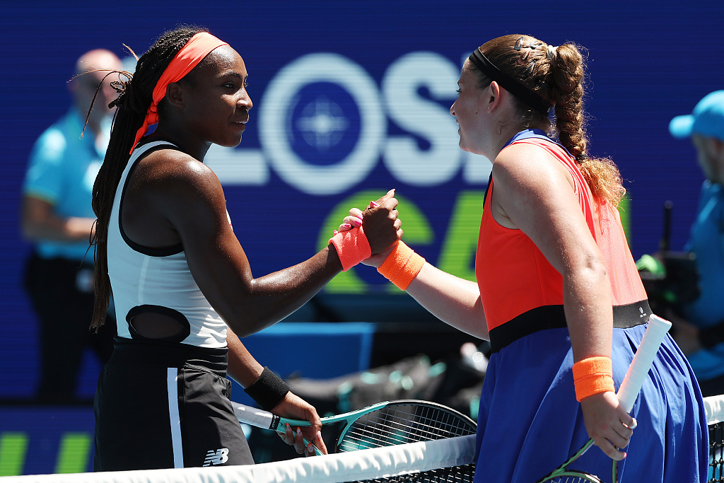 Jelena Ostapenko (R) of Latvia shakes hands with Coco Gauff of the United States after winning the fourth round singles match at the 2023 Australian Open in Melbourne, Australia, January 22, 2023. /CFP 