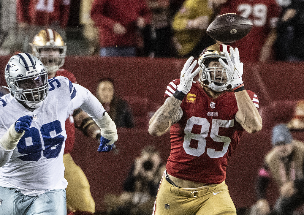 Tight end George Kittle (#85) of the San Francisco 49ers receives the ball in the NFL Naitonal Football Conference Divisional Round game against the Dallas Cowboys at Levi's Stadium in Santa Clara, California, January 22, 2023. /CFP