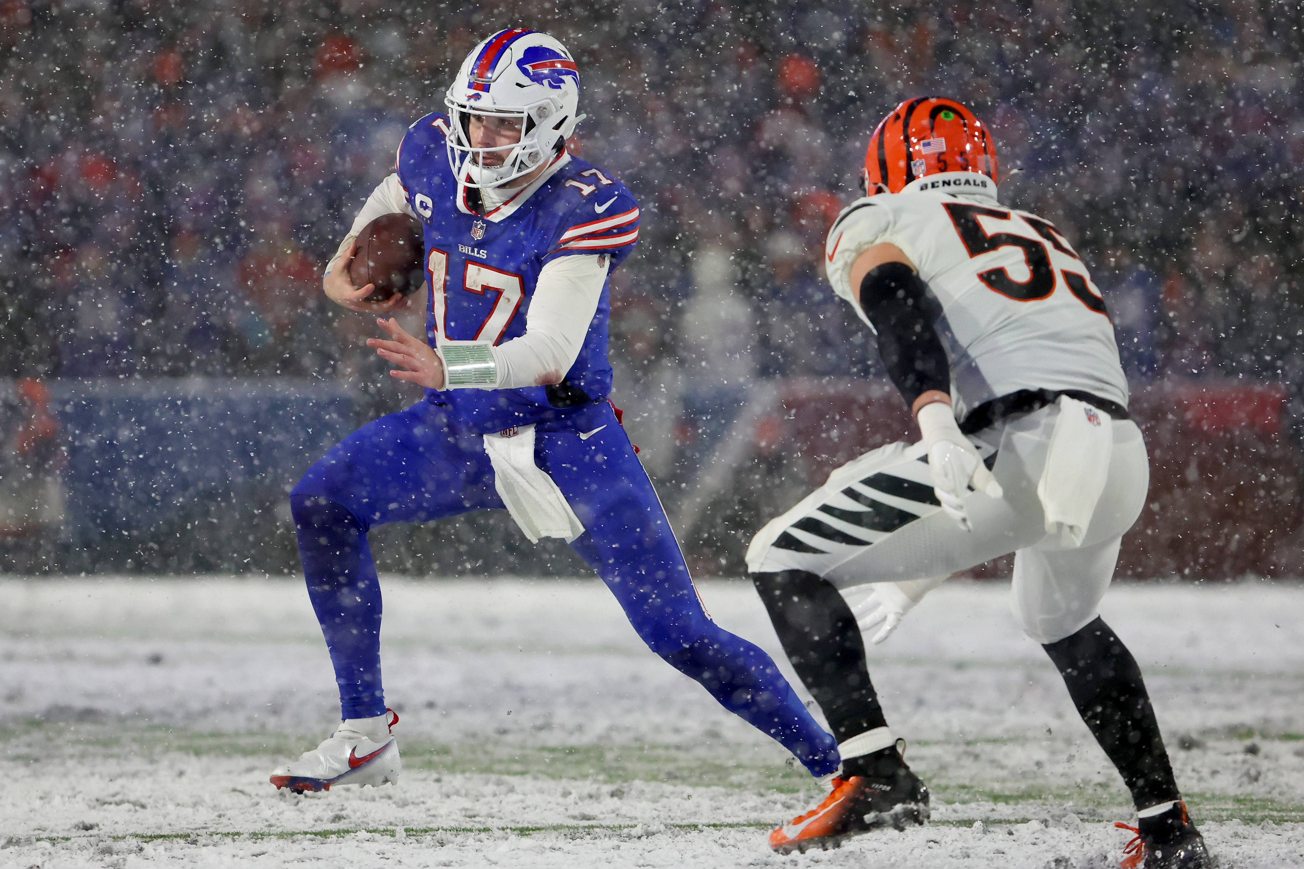 Quarterback Josh Allen (#17) of the Baffulo Bills scrambles in the NFL American Football Conference Divisional Round game against the Cincinnati Benglasat Highmark Stadium in Orchard, New York, January 22, 2023. /CFP