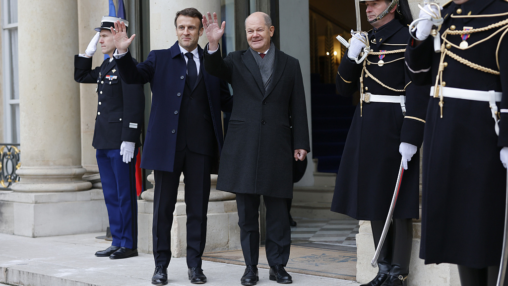 German Chancellor Olaf Scholz and French President Emmanuel Macron wave at the Elysee Palace in Paris, capital of France, January 22, 2023. /CFP