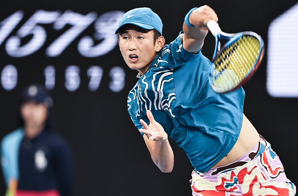 Shang Juncheng of China competes in the men's singles second-round match against Frances Tiafoe of the U.S. in the Australian Open at Melbourne Park in Melbourne, Australia, January 18, 2023. /CFP